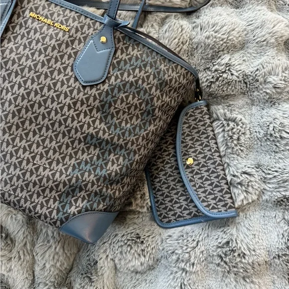 Michael Kors Jet Set Travel Signature Tote (Large) – Teal Trim - Picture 3 of 6